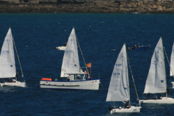 Complicada tirada del J80 Santanderino, que compiti&oacute; con un viento flojo del primer cuadrante en el interior de la bahia.