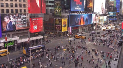 Comprom&iacute;s "recibe" a Maz&oacute;n en Nueva York con un mensaje en Times Square: "Tenemos 228 razones para que no vuelvas"