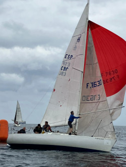 Con un mañana lluviosa, en la que el NW estuvo, como acostumbra muy rolan, comenzó la XXIII edición de la Regata SAR Don Felipe de Borbón Cantabria Infinita.