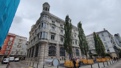 Concluyen las obras de las zonas aledañas al edificio del Banco Santander en Hernán Cortés, que podría abrir en verano