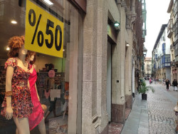 Consumo recomienda planificar las compras en las rebajas, informarse de las garantías y conservar el tique