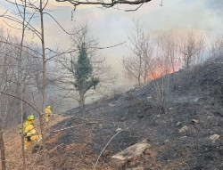 Contin&uacute;an las labores de extinci&oacute;n del "controlado" incendio de Hormiguera (Valdeolea)
