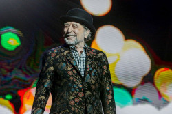 Contra todo pron&oacute;stico, Sabina vuelve a emocionar en Madrid: "Es el sitio donde m&aacute;s se acelera el coraz&oacute;n"