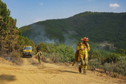 Controlado el incendio en Las Hurdes (C&aacute;ceres) tras la intervenci&oacute;n nocturna de los bomberos