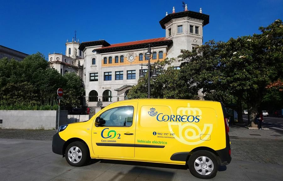 Correos incorpora su primera furgoneta eléctrica para el reparto de paquetería en Santander - Cantabria Liberal