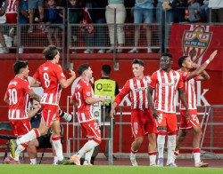 (Crónica) El Almería entra en el `Top 6` y hunde al Zaragoza