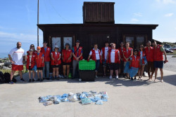  Cruz Roja  limpia la playa de Valdearenas cuando tenía que hacerlo el Ayuntamiento