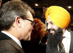 Cuándo las barbas del vecino veas cortar, echa las tuyas a remojar...