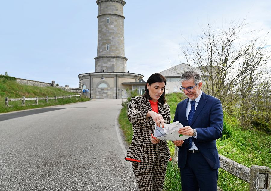 ¡Cuidado! Gema Igual y su segundo, ahora presidente del Puerto,Cesar Díaz, van a mejorar ("trasformar") los accesos al Faro de Cabo Mayor