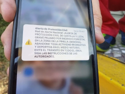 CyL env&iacute;a una alerta para la suspensi&oacute;n de actividades en La Pinilla (Segovia) por el incendio de Pe&ntilde;alba