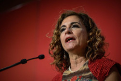 De partirse la socista Montero pide el voto a los votantes "moderados" del PP, el mundo al rev&eacute;s