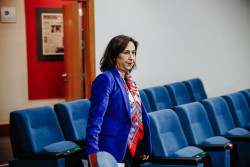 De partirse,Robles rechaza las cr&iacute;ticas de PODEMOS admiradores de Putin cuando ten&iacute;an que cesarlos del gobierno de Espa&ntilde;a