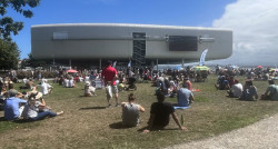 Decenas de  aficionados siguen la victoria de España en el Mundial Femenino desde la pantalla exterior del Centro Botín