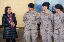 Defensa reconoce a la sargento Laura Pons por su labor como buceadora de caza de minas de la Armada