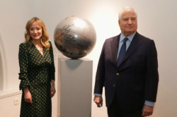 Denise De La Rue inunda la nueva Sala de Arte Contempor&aacute;neo del Palacio de Liria con un "di&aacute;logo" entre Col&oacute;n y la NASA