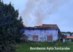  Descargan m&aacute;s de 12.000 litros de agua para extinguir el incendio en una vivienda de Somo