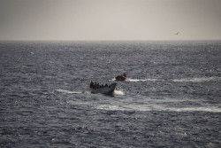 Desembarcan en una playa de Motril al menos 17 migrantes, dos menores, que viajaban en una patera
