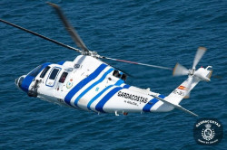 Desplegadas barreras anticontaminaci&oacute;n por el hundimiento de un barco de batea en el puerto de A Pobra do Carami&ntilde;al