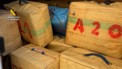 Detenidas tres personas cuando intentaban introducir 4.200 kilos de hach&iacute;s por la costa de Alicante
