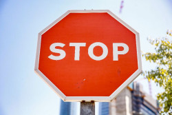 Detenido por robar una señal de tráfico en Santander y llevársela en su vehículo