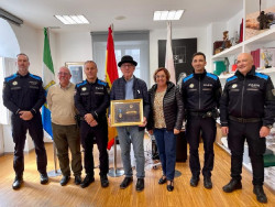 Diecinueve agentes de la Policía Local de Laredo reciben un reconocimiento a sus años de servicio