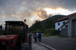 Diez carreteras cortadas por los incendios en Le&oacute;n, Zamora y C&aacute;ceres