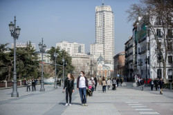 Dos a&ntilde;os despu&eacute;s del primer decreto de alarma, tumbado por el TC, Espa&ntilde;a comienza a debatir la retirada de mascarillas
