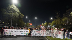  Dos centenares de personas protestan contra "la privatización" de los servicios de hostelería de Alto Campoo