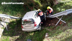 Dos personas heridas tras salirse de la v&iacute;a y caer con su veh&iacute;culo por un terrapl&eacute;n en Parbay&oacute;n