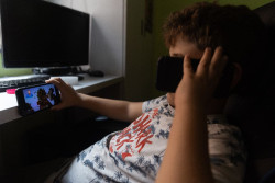 Dos profesoras entregar&aacute;n ma&ntilde;ana en el Congreso m&aacute;s de 63.000 firmas para prohibir el uso de m&oacute;viles en la infancia