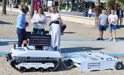 Dos robots inteligentes limpian desde hoy las playas de Santander de colillas y plásticos