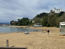 Dos robots limpiarán las colillas de las playas de Santander