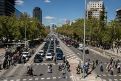 Ecologistas defienden `la ciudad de los 15 minutos` tras las im&aacute;genes de caminatas y parques y terrazas llenos