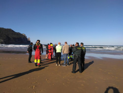 El 112 activa un dispositivo de b&uacute;squeda de un kitesurfista en Laredo tras aparecer su tabla en el Puntal