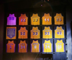 El `16` de Pau Gasol ya cuelga para el recuerdo junto al `8` y `24` de su `hermano` Kobe Bryant