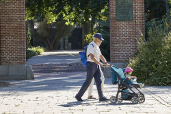 El 42% de los mayores de 55 a&ntilde;os con nietos se ocupa de ellos al menos una vez a la semana, seg&uacute;n un estudio