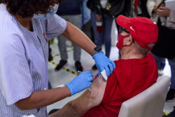  El 76,9% de la poblaci&oacute;n espa&ntilde;ola ya ha recibido la pauta completa de vacunaci&oacute;n