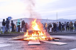 El 90% de los trabajadores del metal de Cantabria no pueden ir a trabajar  gracias a los piquetes