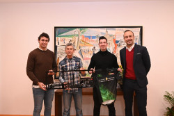 El alcalde de Torrelavega Javier López Estrada recibe a Dalmacio de Dios, primer cicloturista español que recorre más de 50.000 kilómetros en un año
