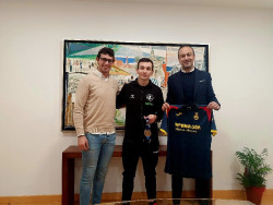 El alcalde de  Torrelavega recibe a Nacho Torrescusa, bronce en el Mundial de Balonmano con España