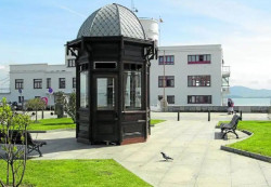 El Ayuntamiento de Santander retira el quiosco de Puertochico por estar "deteriorado y sin uso"