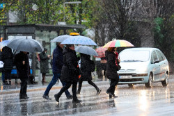 El breve episodio de lluvia intensa de esta tarde provoca "pequeñas" incidencias en Santander y alrededores