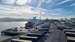 El buque `Salamanca` atraca en la nueva terminal de ferries del Puerto de Santander