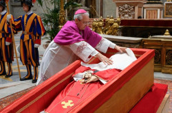 El camarlengo Farrell preside el rito del cierre del f&eacute;retro del Papa Francisco en San Pedro