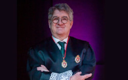 El cántabro Andrés de Diego recibe la máxima distinción de la Abogacía Española