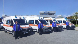 El cardenal Krajewski lleva a Ucrania cuatro ambulancias donadas por el Papa