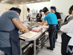 El centro de acogida Princesa Letizia imparte a sus usuarios un curso de hostelería