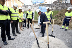 El centro Padre Menni inaugura su nuevo bloque asistencial y pone la primera piedra de otra unidad