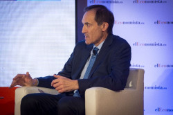 El CEO de Unicaja Banco adquiere 112.100 títulos de la entidad tras presentar resultados