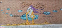 El colegio San Roque-Los Pinares de Santander luce en su fachada un mural de arte urbano de Mar Pajarón